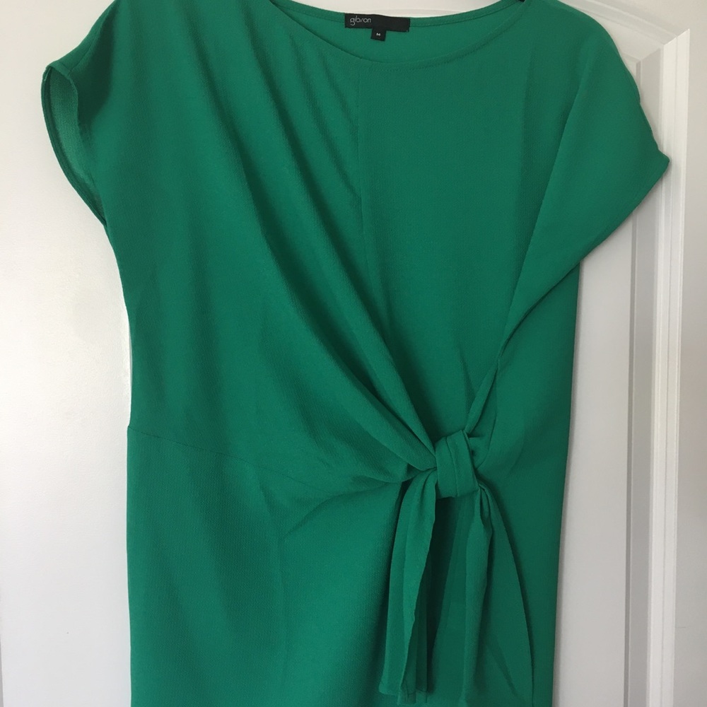 Gibson Kelly green cap sleeve tie waist blouse